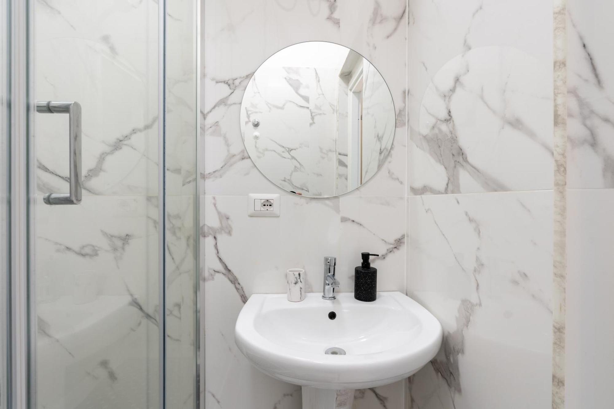 Amazing Apartment Near To Colosseo And Subway Рим Екстериор снимка
