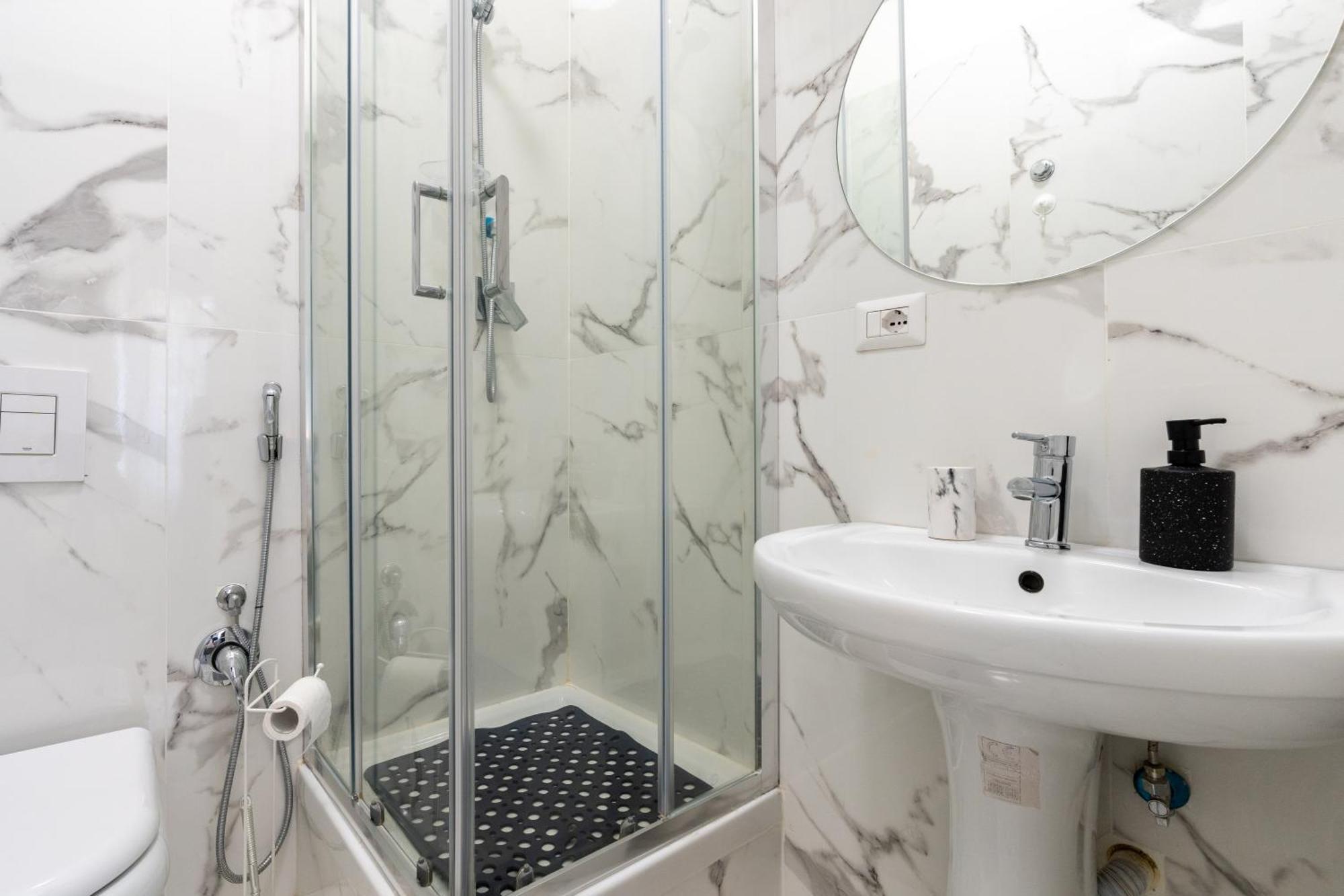 Amazing Apartment Near To Colosseo And Subway Рим Екстериор снимка